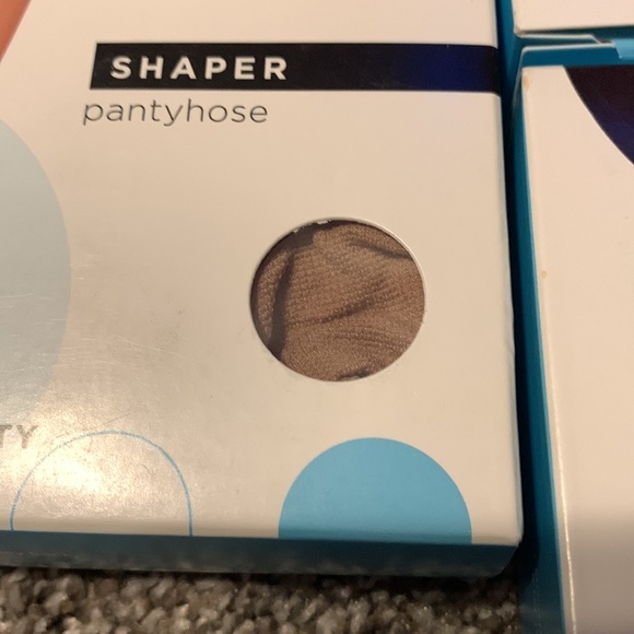 NIB Style Essentials by Leggs Nude Size Q - Picture 4 of 4